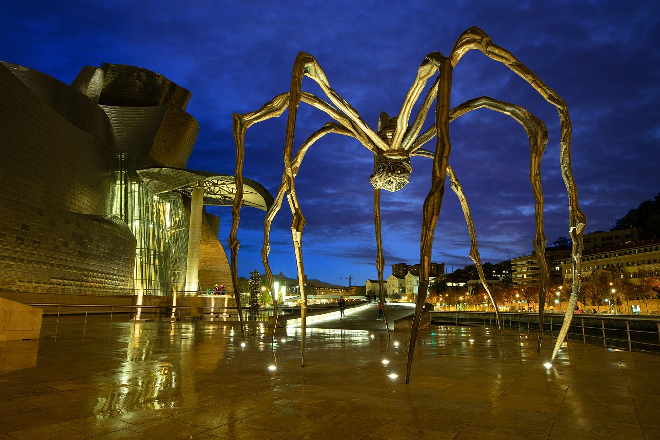 Guggenheim Museum Bilbao mit Skulptur Spinne 
